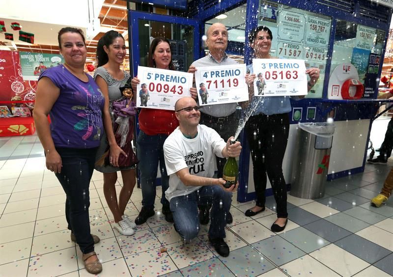 Los empleados y el gerente de la Administración de Lotería número 8 de Telde, 'La Brujita'
