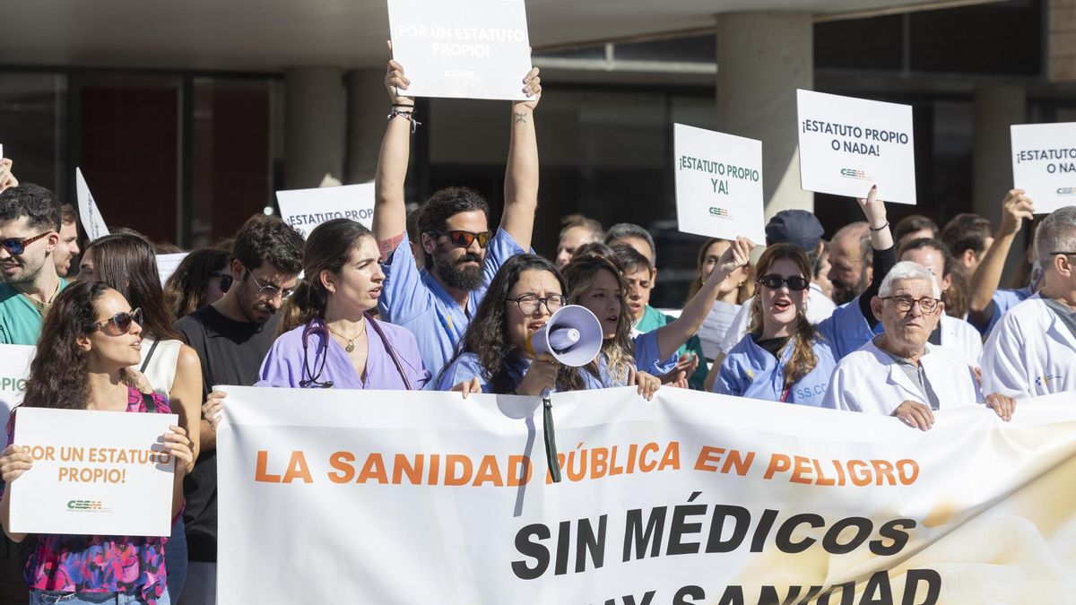 Concentración ante las puertas del Hospital Doctor Negrín, en Las Palmas de Gran Canaria, convocada por la Confederación Española de Sindicatos Médicos con motivo de la huelga para protestar por el anteproyecto de Ley de Estatuto Marco del Personal Estatutario del Sistema Nacional de Salud. Hospital Doctor Negrín.