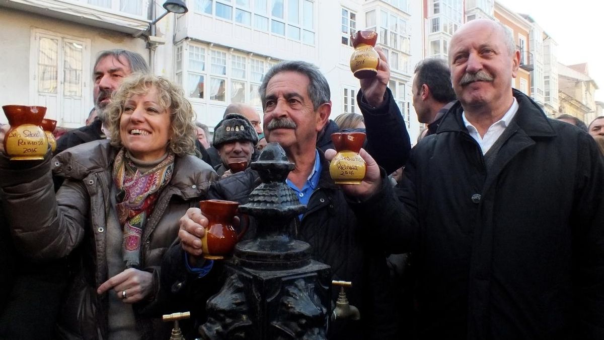 José Miguel Barrio, a la derecha, durante la celebración de San Sebastián en Reinosa.