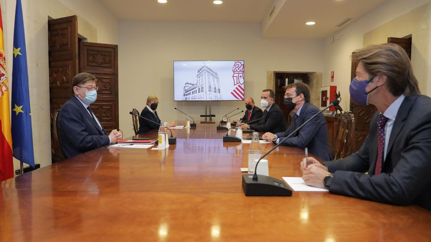 Puig y Barceló con los representantes de Janssen.