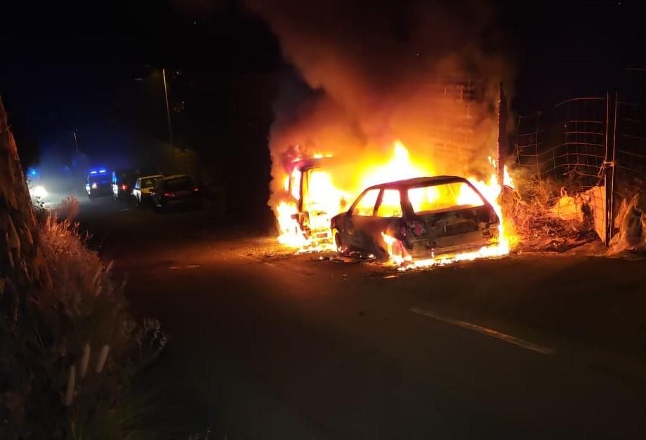 Uno de los coches en llamas. BOMBEROS LA PALMA
