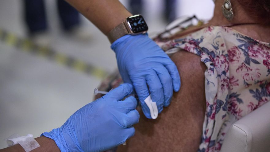 Una sanitaria vacuna a una mujer con la tercera dosis del Covid-19.