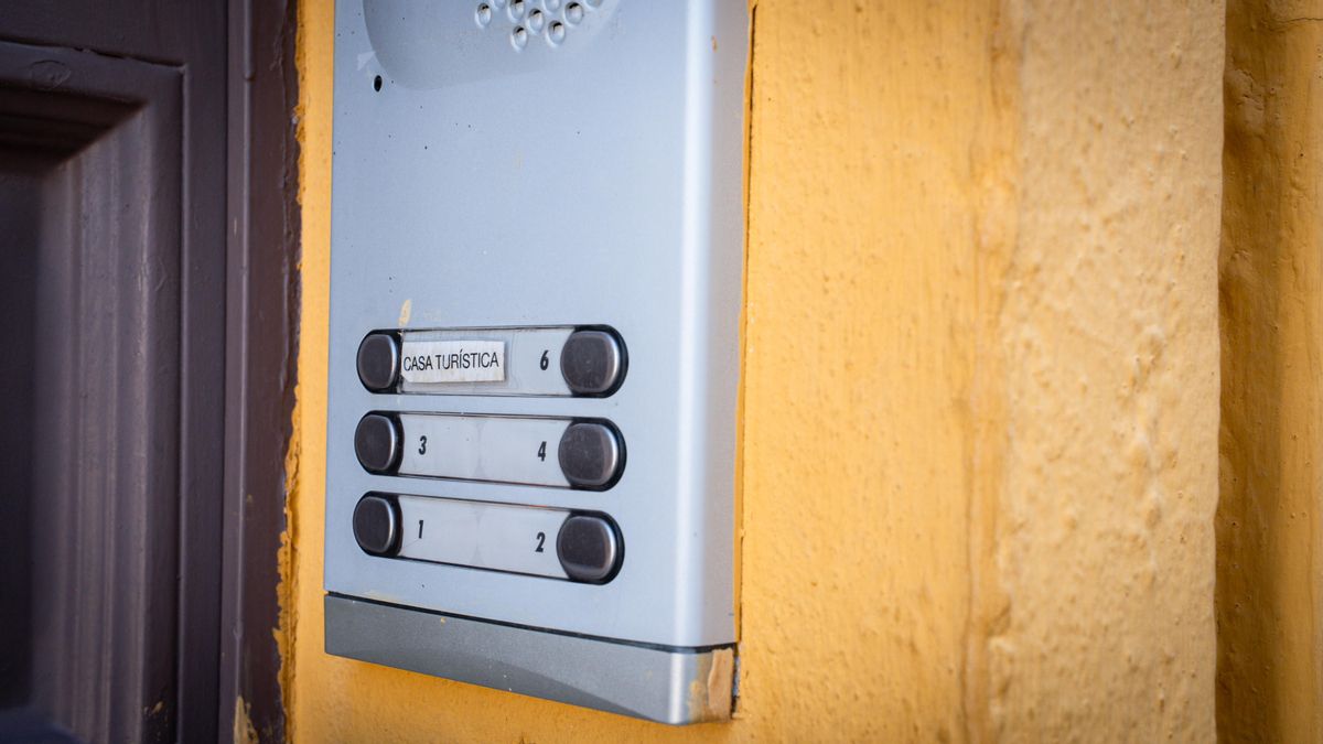Hacemos critica que "las licencias de apartamento turístico rozan ya 200 en 2026, la inmensa mayoría en casco"