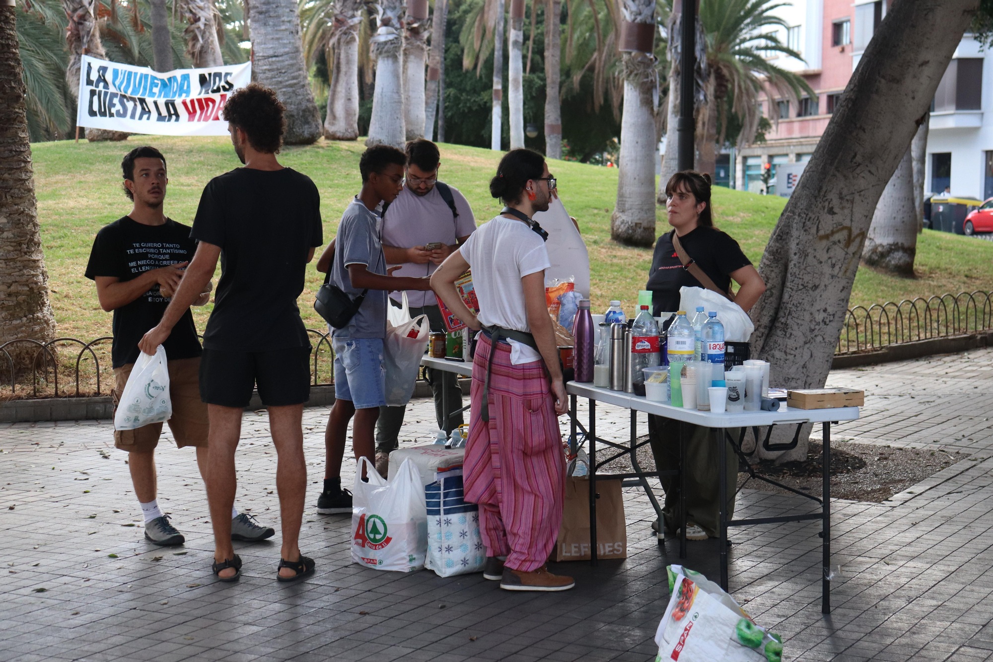 Personas acampan en la Plaza de la Feria (Las Palmas de Gran Canaria) por el derecho a la vivienda