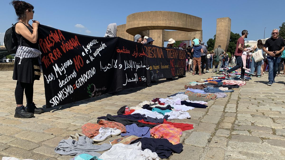 Parte de la ropa de niños que se ha colocado en la concentración en memoria de los miles de pequeños asesinados desde octubre pasado.