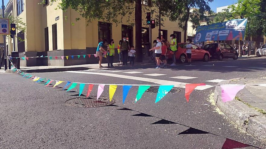 Calle Vallehermoso cortada con banderines durante la Revuelta Escolar ante la ausencia de la policía