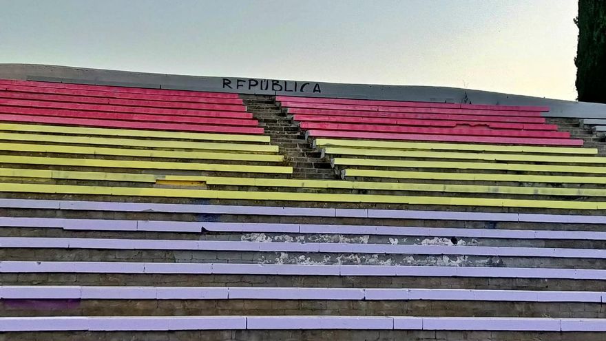 La bandera republicana que Vox quiso eliminar de Aluche reaparece en las gradas del Parque de las Cruces