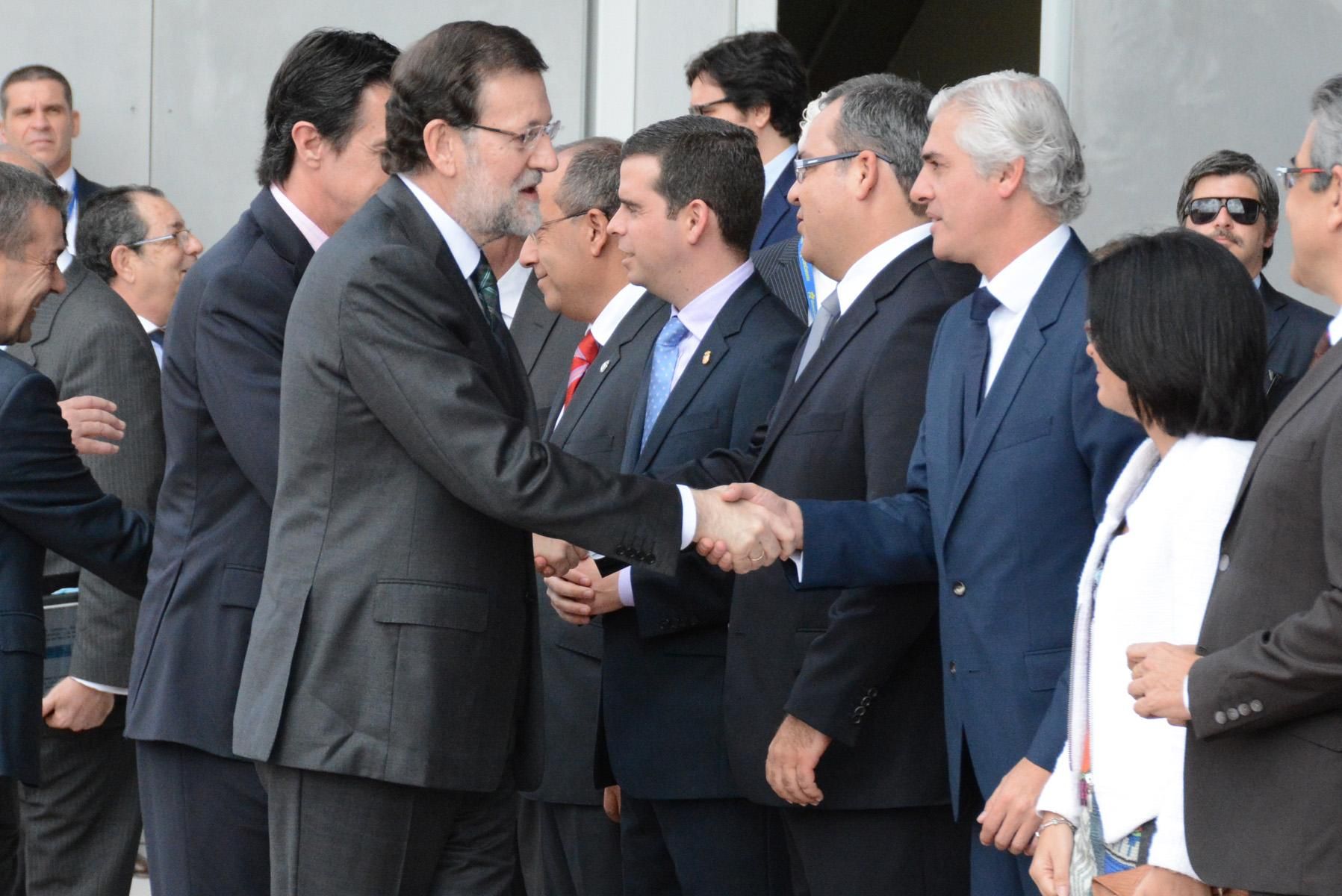 Saludo entre los políticos en la inauguración del Gran Canaria Arena. ACFI PRESS