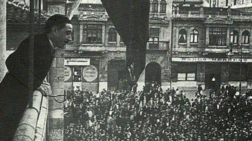 Miguel Castaño, en el balcón del Ayuntamiento de León para proclamar la Segunda República.