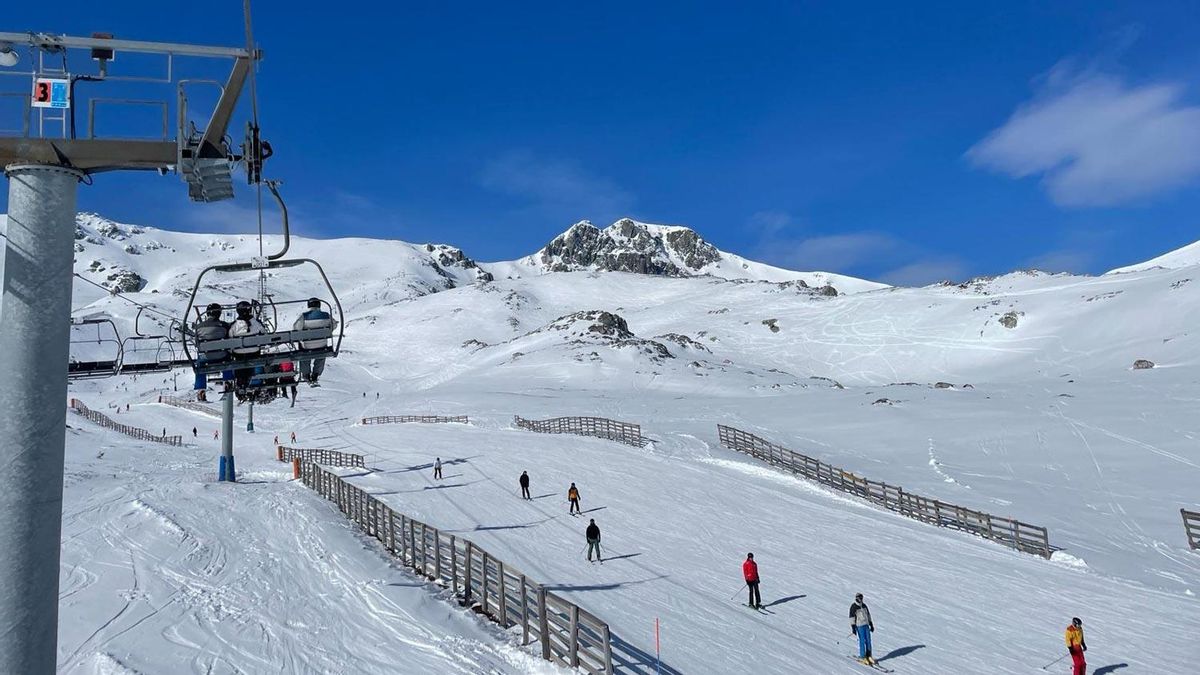 La montaña de León afronta una temporada de esquí en la que el puente de diciembre resultó clave la última década