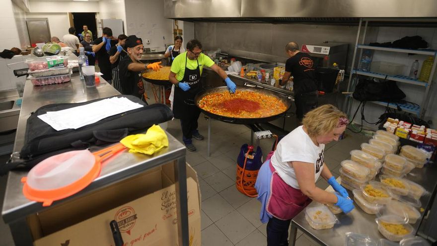 Asociaciones y empresas cocinan en el Centro de Eventos de Feria Valencia 23.000 menús diarios para las zonas devastadas por la DANA