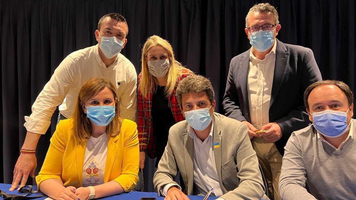 Carlos Mazón firma los avales para Feijóo rodeado de los principales dirigentes del PPCV.