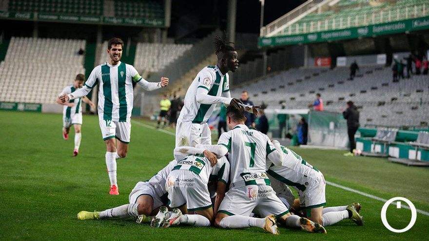 Los jugadores del Córdoba celebran el 2-1