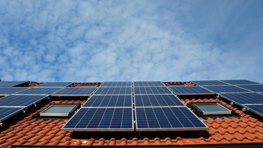 Competencia reprende al Ayuntamiento de Huesca por poner trabas al autoconsumo con placas solares
