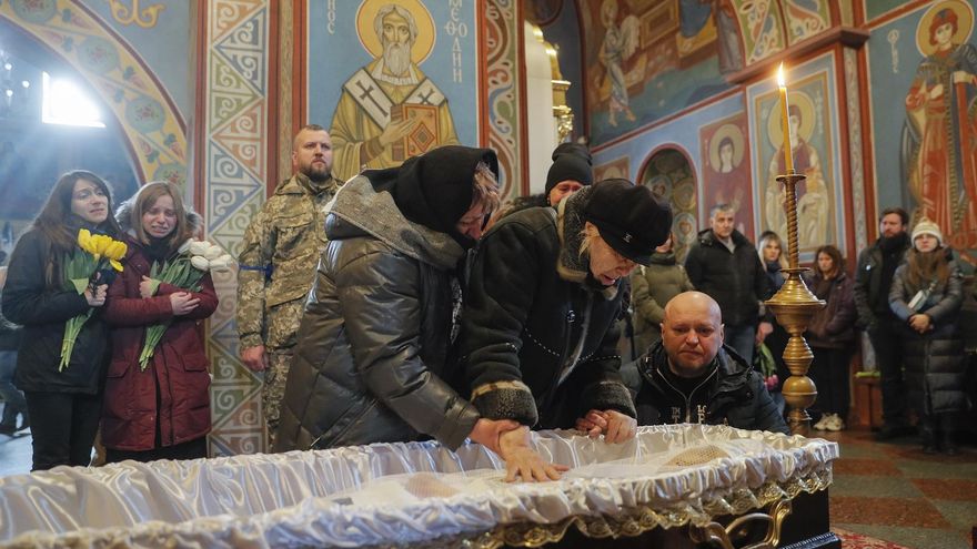 Familiares del periodista ucraniano Maksym Levin, asesinado en Kiev el 1 de abril, en su funeral