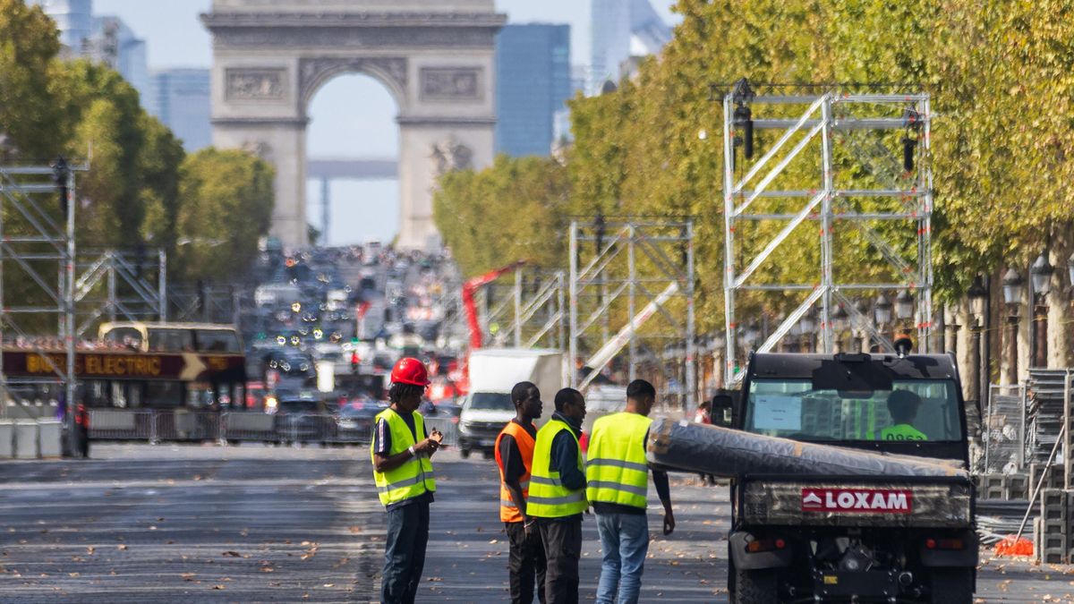 Los trabajadores instalan estructuras cerca de los Campos Elíseos y el Arco del Triunfo durante los preparativos para la visita del Papa León XIV, París, Francia, 21 de septiembre de 2026. 