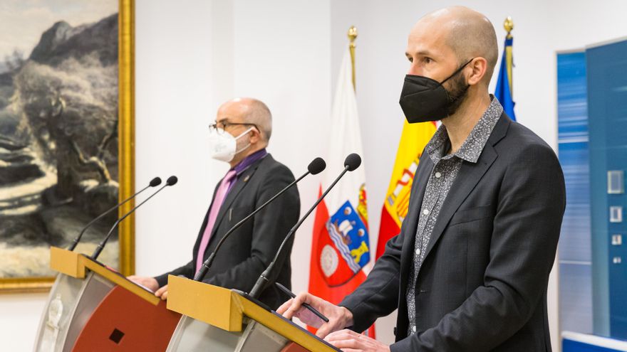 El consejero de Sanidad de Cantabria, Miguel Rodríguez, y el director general de Salud Pública, Reinhard Wallmann.