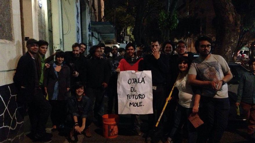 Grupo de apoyo a SEPA en las pegadas, sosteniendo el icónico cartel "Ojalá el futuro mole"