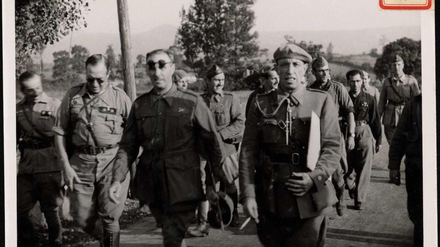 "El general Solchaga, al llegar a Torrelavega a pie, con su Estado Mayor". 24 de agosto de 1937