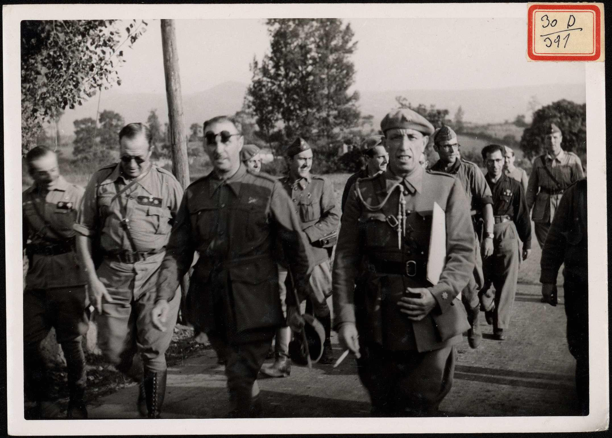 "El general Solchaga, al llegar a Torrelavega a pie, con su Estado Mayor". 24 de agosto de 1937.