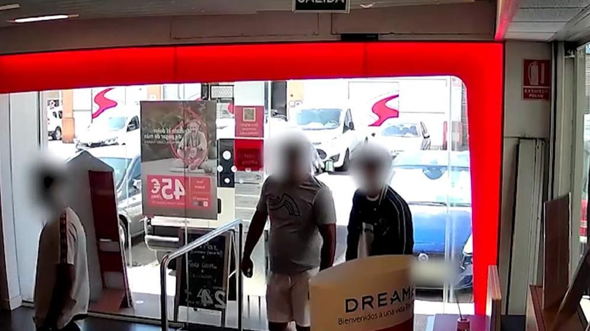 A prisión tres personas por robar 29.000 euros en móviles de tiendas de Córdoba y Sevilla