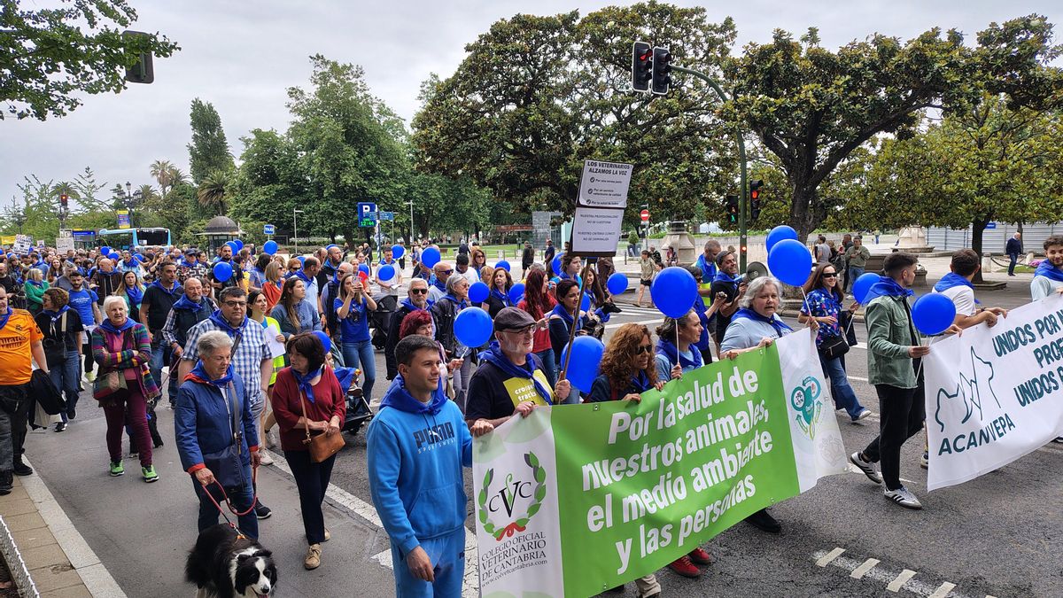 Unas 600 personas se manifiestan en Santander contra la Ley del Medicamento veterinario