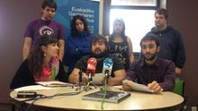 Los integrantes del Consejo Vasco de la Juventud comparecen en la sede de Vitoria-Gasteiz.
