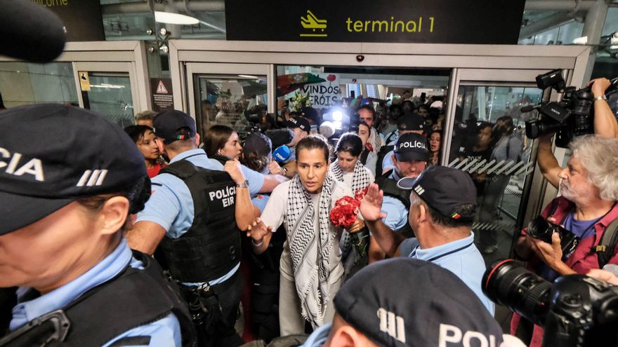 Mariana Mortágua (C-D) y Sofia Aparício (C-I), dos de los cuatro ciudadanos portugueses que participaron en la Flotilla Global Sumud y que habían estado detenidos en Israel desde el jueves, llegan de regreso al Aeropuerto de Lisboa, en Lisboa, Portugal. EFE/EPA/RUI MINDERICO