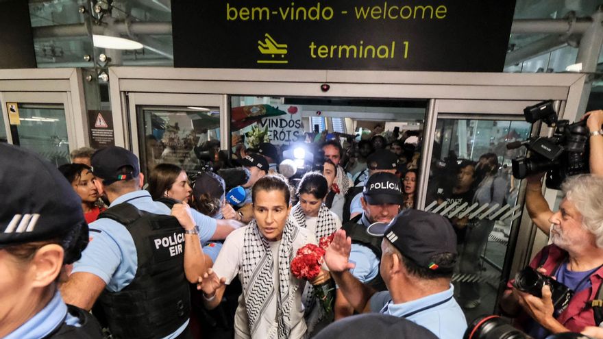 Mariana Mortágua (C-D) y Sofia Aparício (C-I), dos de los cuatro ciudadanos portugueses que participaron en la Flotilla Global Sumud y que habían estado detenidos en Israel desde el jueves, llegan de regreso al Aeropuerto de Lisboa, en Lisboa, Portugal. EFE/EPA/RUI MINDERICO