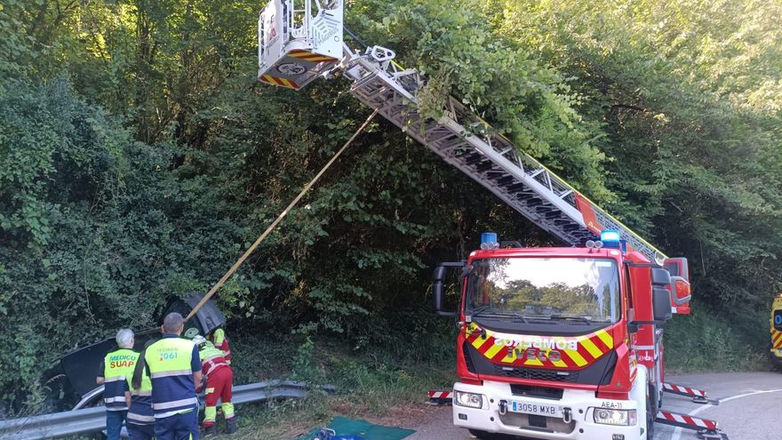 Un coche se sale de la vía con cuatro ocupantes y uno tiene que ser rescatado por los bomberos
