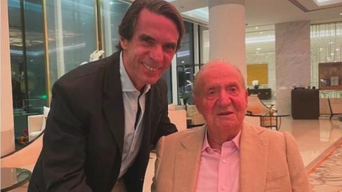 El rey Juan Carlos se reúne con Aznar y Carlos Herrera y asegura que se encuentra "excelentemente bien" de salud