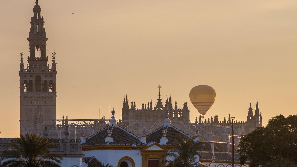 Los Reyes Magos sobrevuelan Sevilla en globo