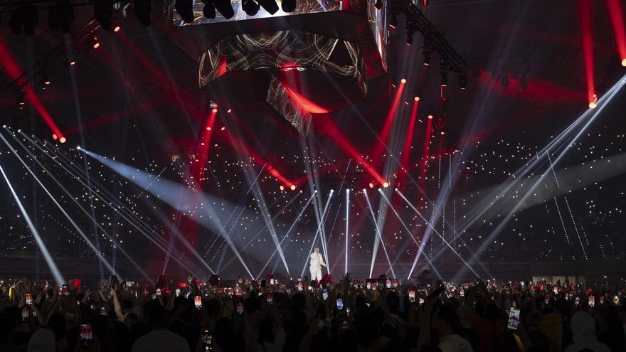 El músico y cantante Pedro Luis Dominguez, conocido como Quevedo, durante su actuación hoy sábado en el Gran Canaria Arena, iniciando la gira de presentación de su primer disco, 'Donde quiero estar'