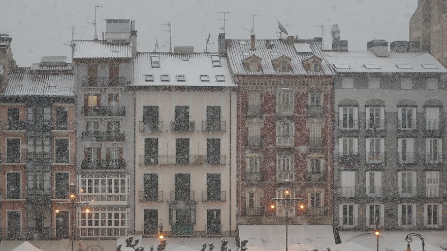 Un temporal de nieve obliga a cerrar varias carreteras de Navarra y provoca retenciones en otras vías
