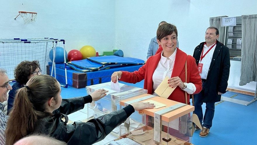Isabel Rodríguez ejerce su derecho al voto.