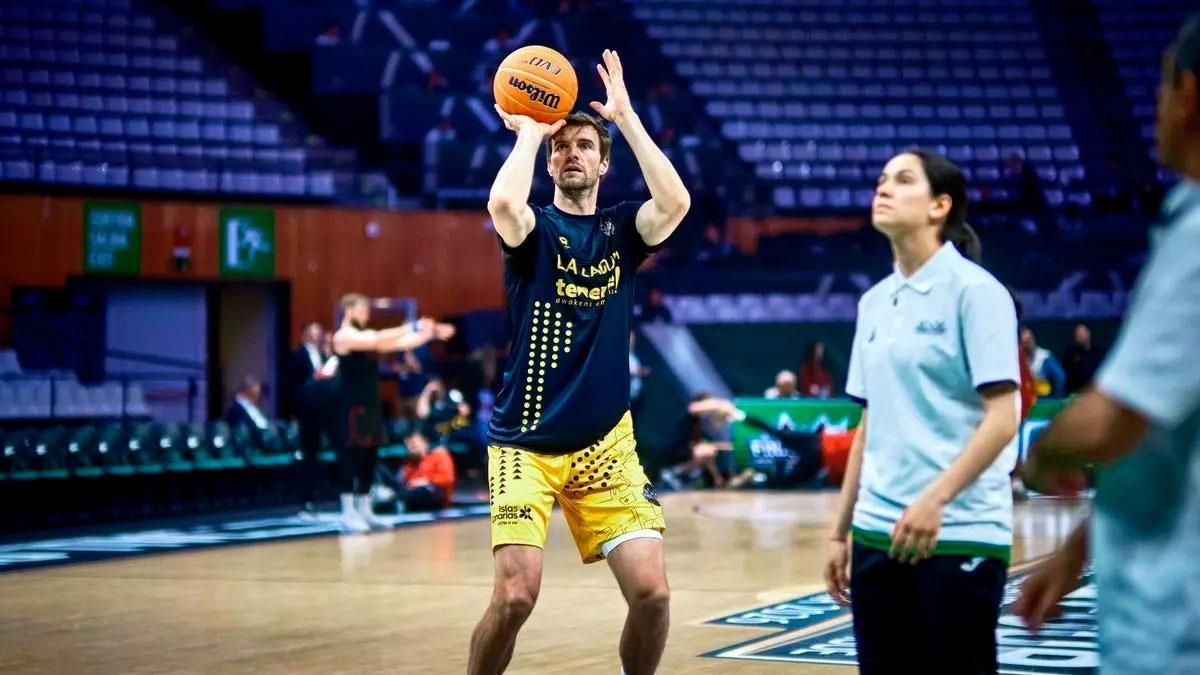 Aaron Doornekamp extiende un año su vinculación con La Laguna Tenerife
