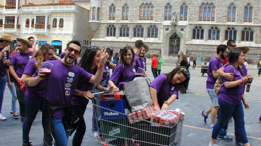 Miembros de las peñas concentradas el pasado fin de semana, con un 'cargamento' de bebidas alcohólicas.