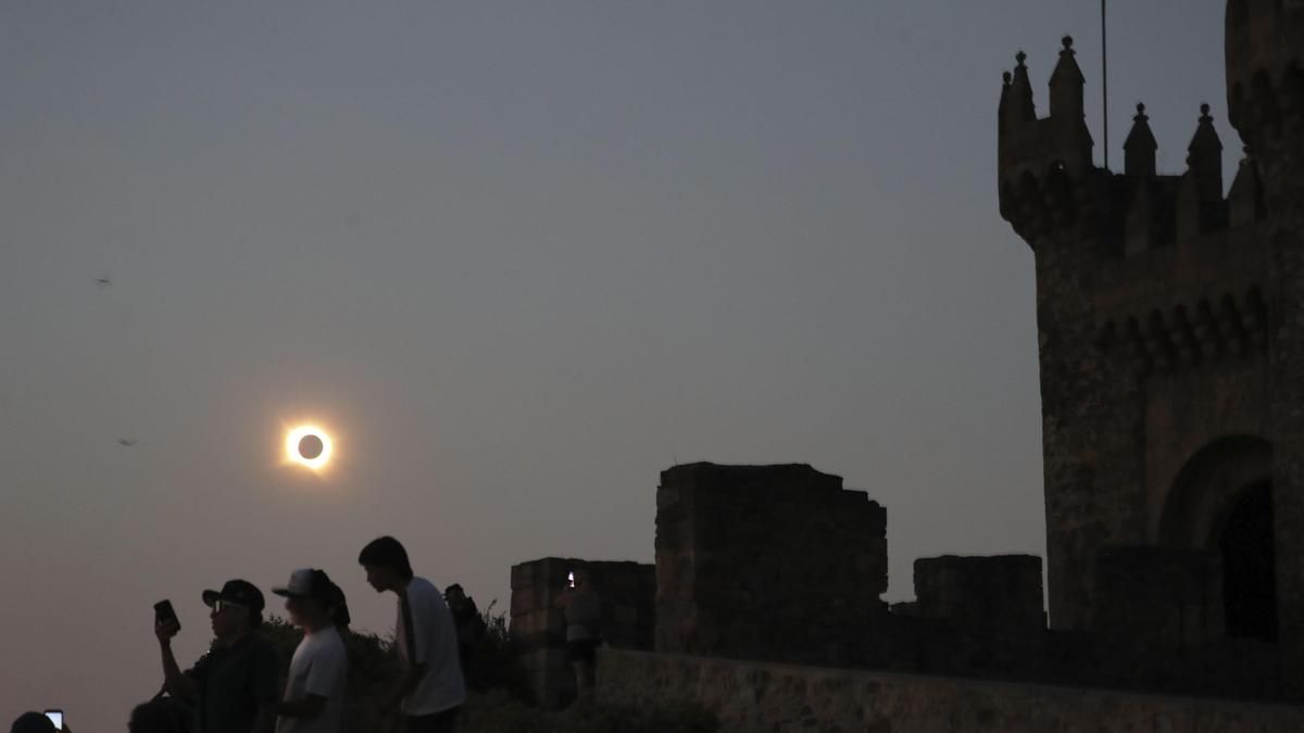 El eclipse desde el Castillo de los Templarios de Ponferrada.