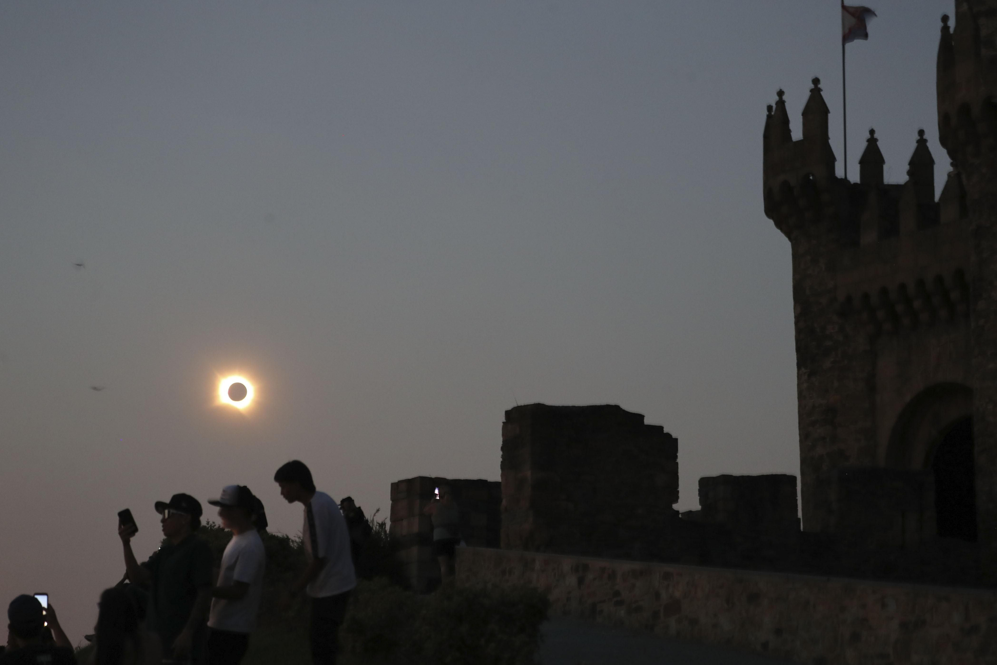 El eclipse desde el Castillo de los Templarios de Ponferrada.