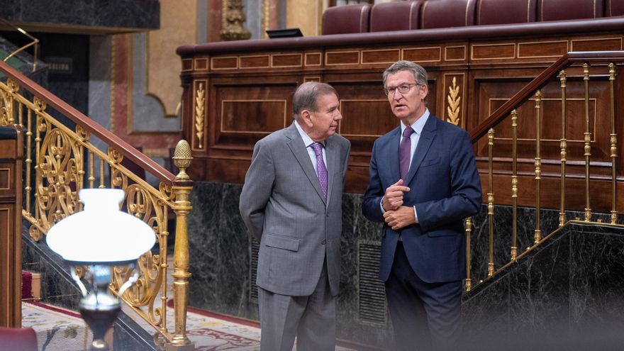 El líder del PP, Alberto Núñez Feijóo, y el opositor venezolano Edmundo González, este martes en el Hemiciclo del Congreso.