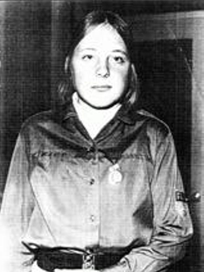 La jovencita Angela Merkel con el uniforme de los Pioneros o Juventudes de la Alemania comunista