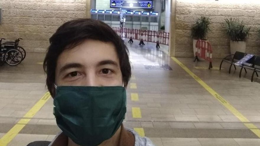 Nicolás Galer, un ingeniero argentino que emigró a Israel en plena pandemia, en el aeropuerto internacional de Ben Gurión, cerca de Tel Aviv.