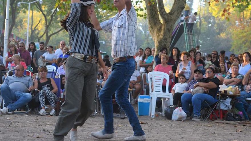 Celebrar los manjares bonaerenses: torta frita gigante y miel para disfrutar en otoño