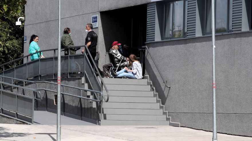 Una responsable de los centros para personas sin hogar de Madrid coló a su marido para hacerse un test rápido