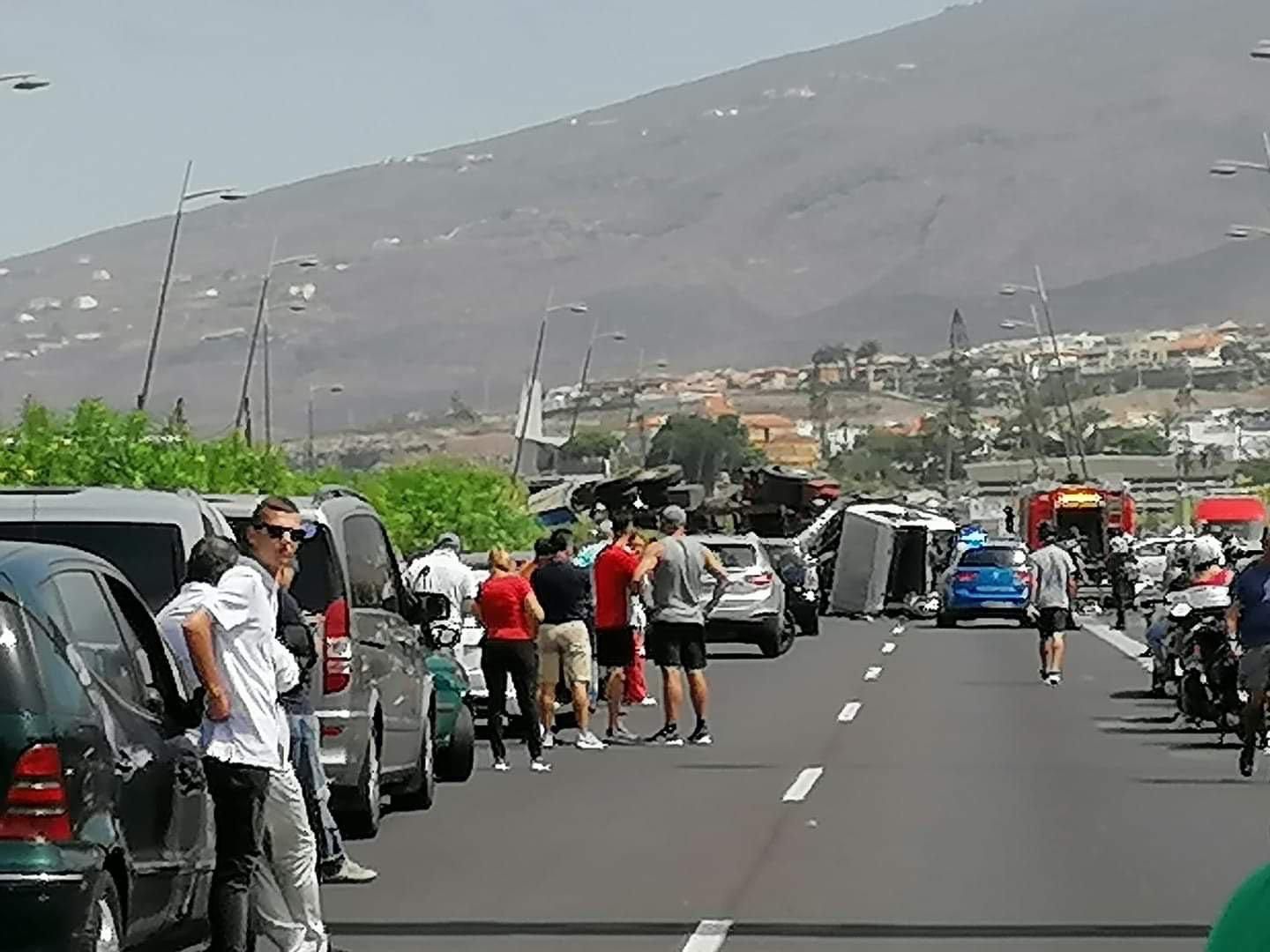 Colapso en la TF-1 tras saltar un camión la mediana y arrollar un coche dejando una mujer fallecida y dos heridos graves