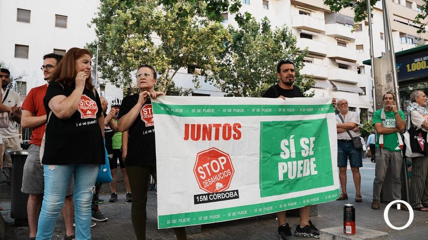 "Derecho a techo": consiguen evitar 24 horas antes el desahucio de una familia del piso de un banco