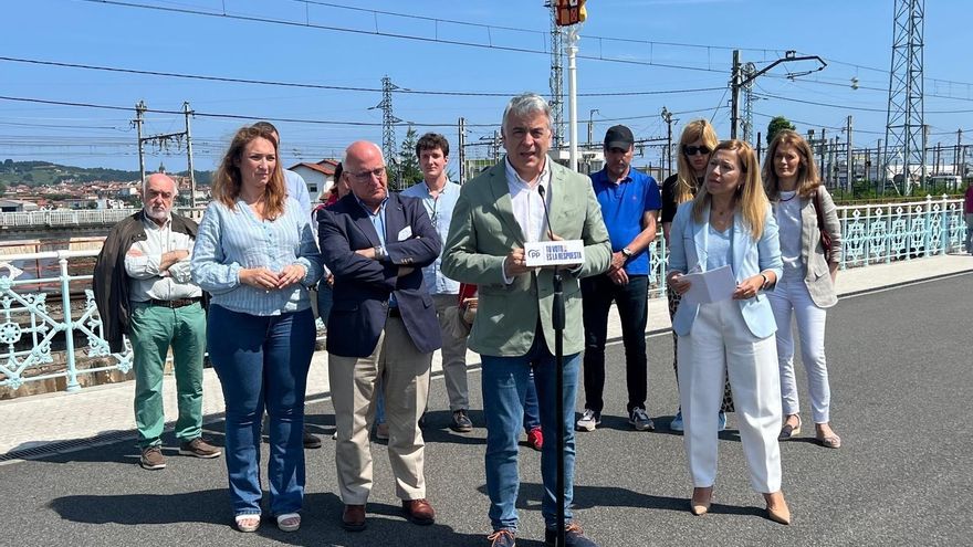 El PP pasa en Euskadi de criticar la inmigración irregular a denunciar las devoluciones en caliente en Irún-Hendaya