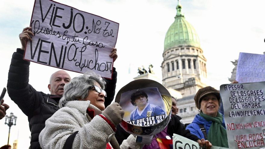 Pantallas congeladas, senadores sin corbata y libertarios ausentes: sancionan un aumento a las jubilaciones y la emergencia en discapacidad