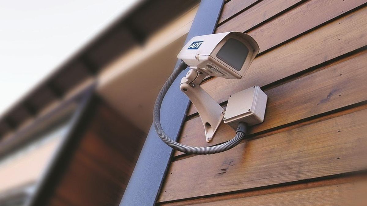 Cámara de seguridad en un edificio.