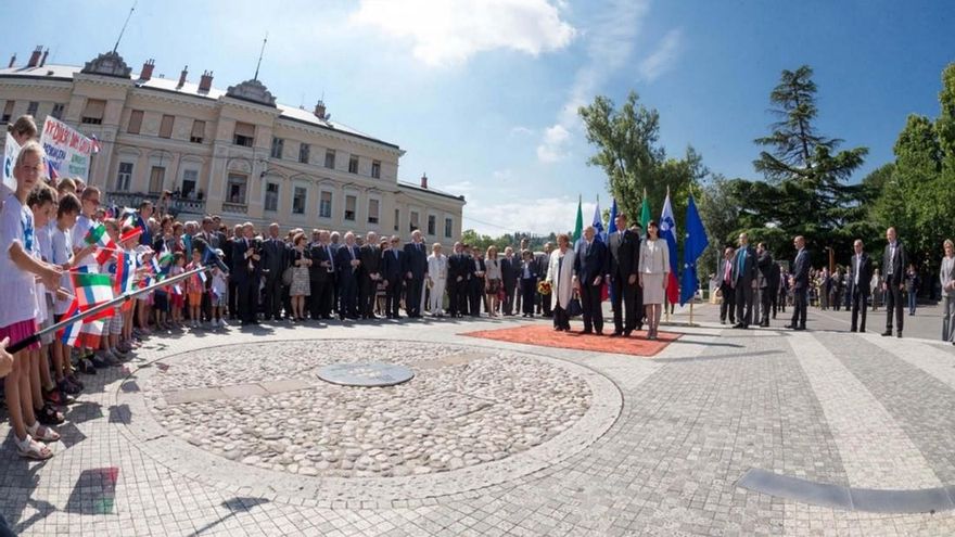 이탈리아와 슬로베니아 두 도시가 하나로 결합된 특이한 연합이 이 영토에서 국경을 제거했습니다.